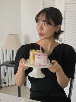 클루이 브이넥 물결 네크라인 소매 퍼프 반팔 핀턱 가을 하객룩 하트넥 롱 원피스(블랙)